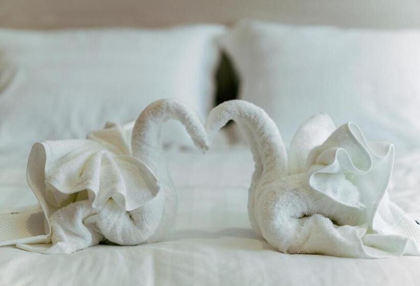 בית מלון כפרי All Are Welcome Lawas Boutique