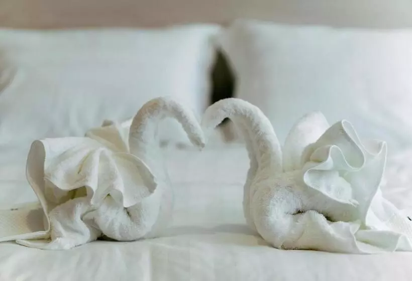 Hotelli All Are Welcome Lawas Boutique