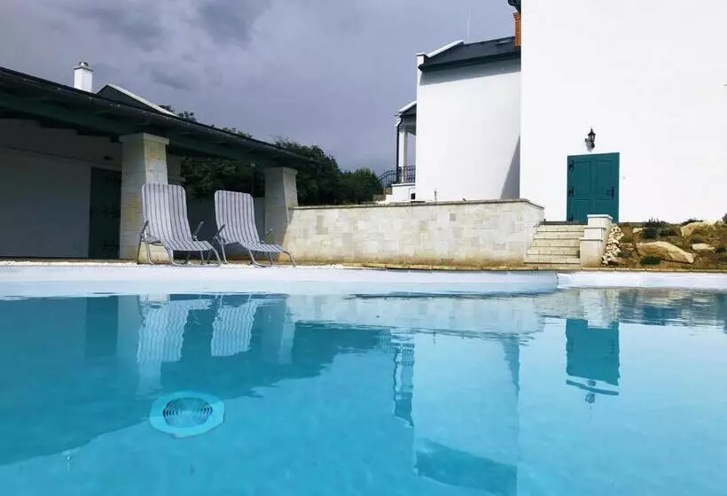 Hotelli Kincsem Kastély