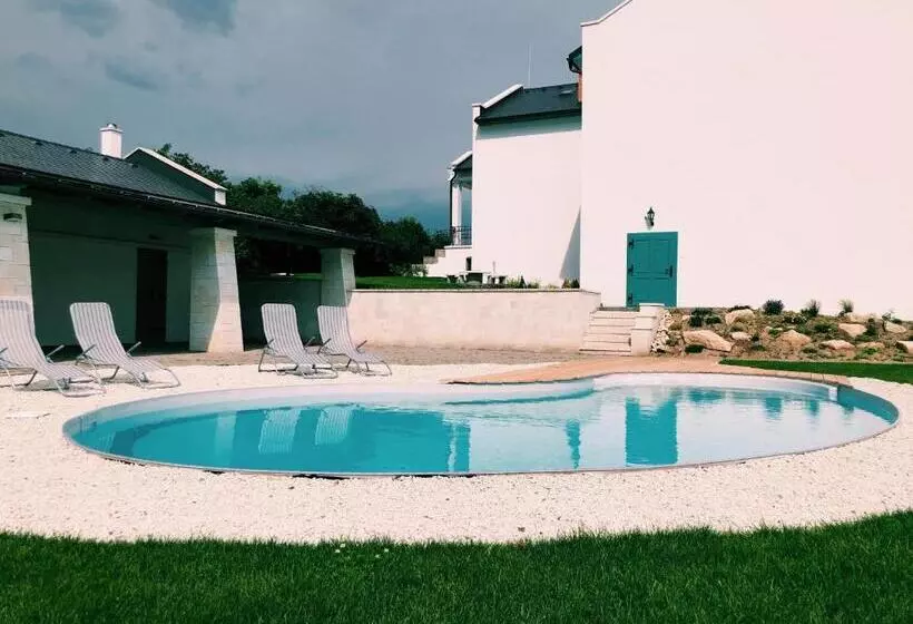 Hotelli Kincsem Kastély