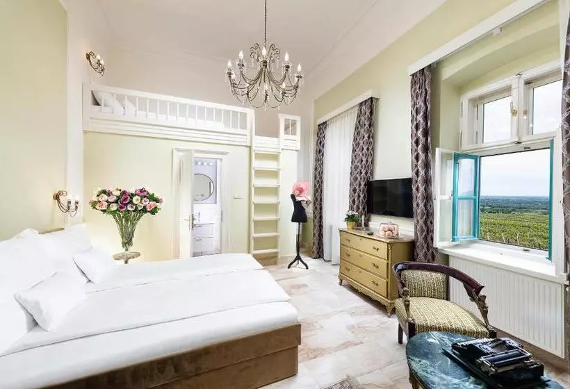 Hotelli Kincsem Kastély