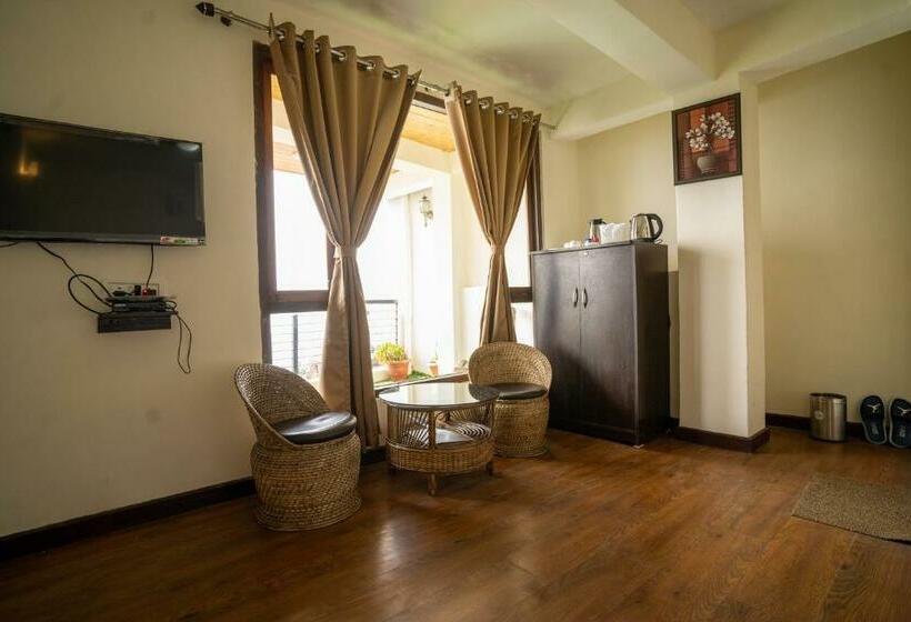 Отель The Golden Leaf