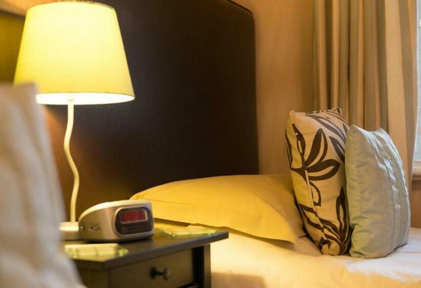 پانسیون Newminster Cottage