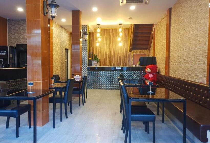 Baanpin Hostel And Cafe