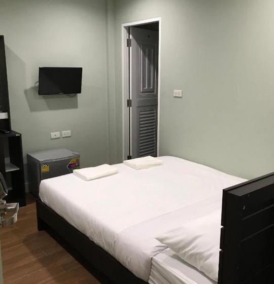 Baanpin Hostel And Cafe