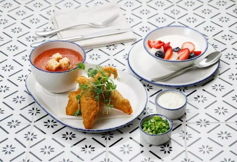 هتل Four Points By Sheraton Hong Kong, Tung Chung