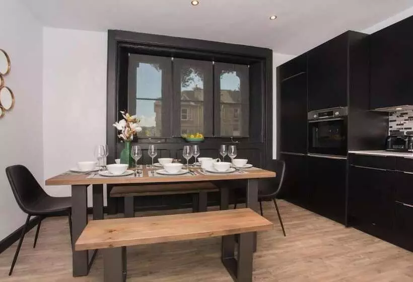 پانسیون Locksbrook Lodge