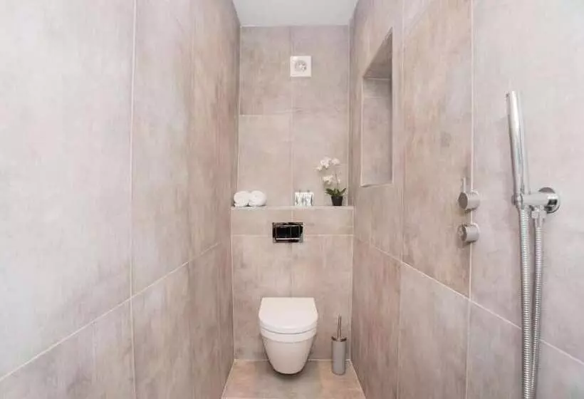 پانسیون Locksbrook Lodge