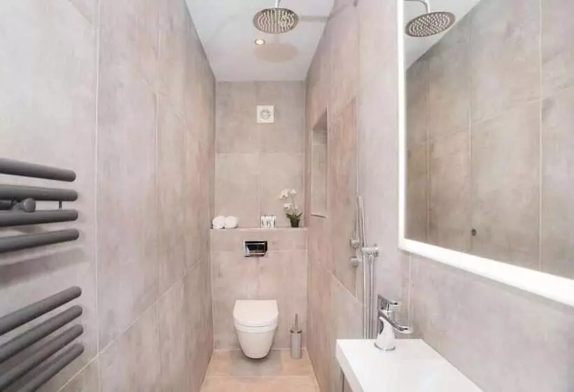 پانسیون Locksbrook Lodge