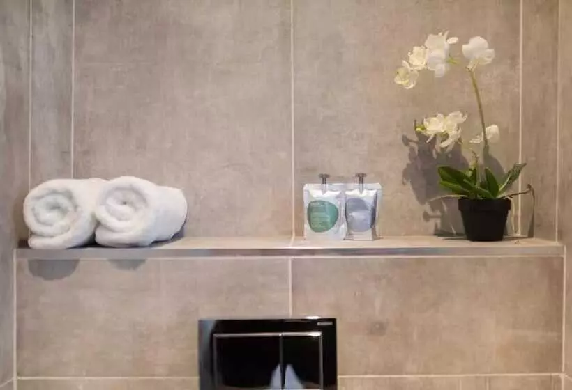 پانسیون Locksbrook Lodge