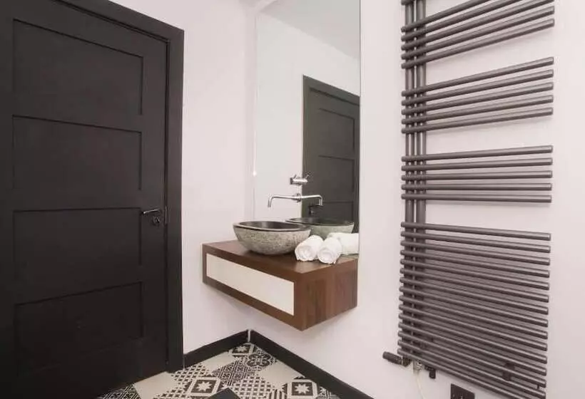 پانسیون Locksbrook Lodge