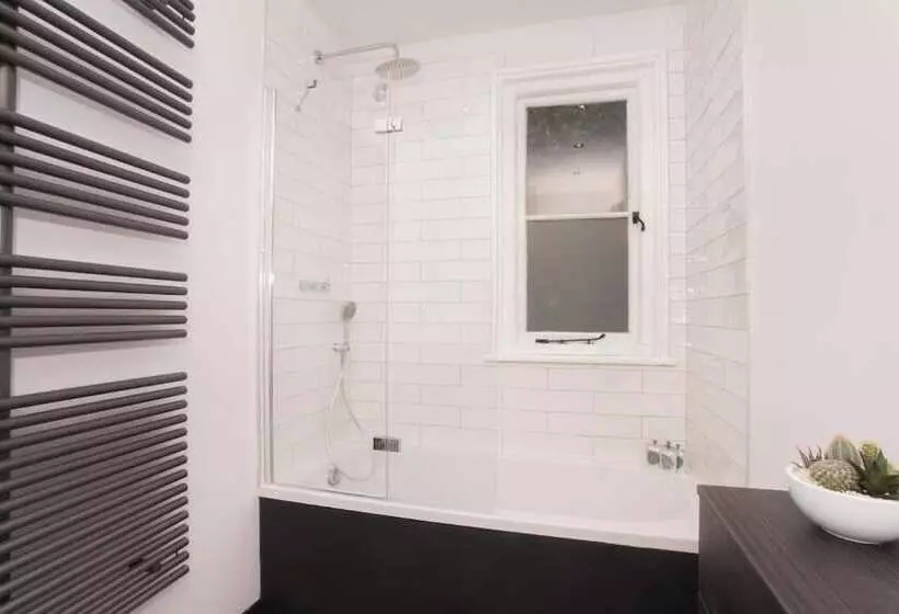 پانسیون Locksbrook Lodge