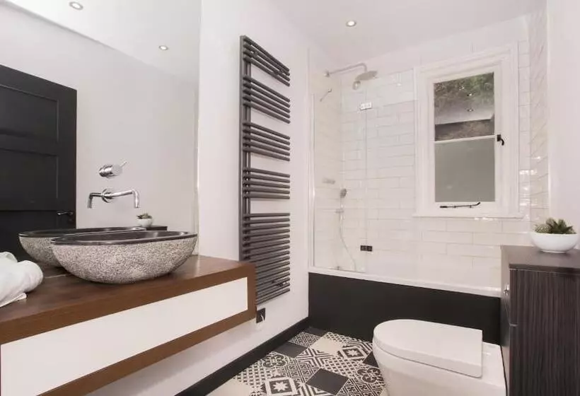 پانسیون Locksbrook Lodge