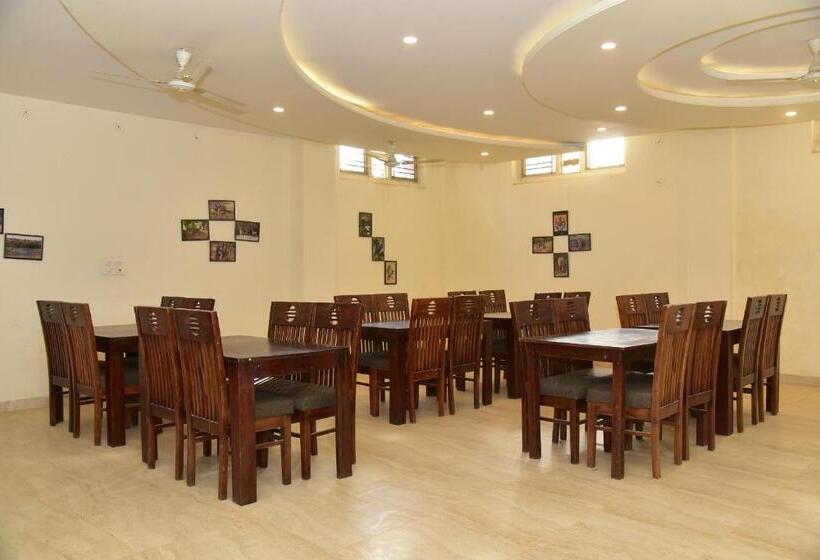 פנסיון The Trinetra Villa