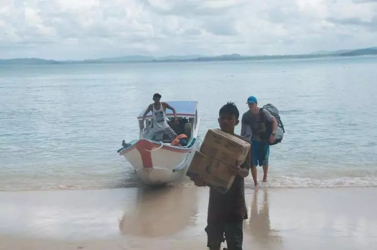 Retkeilymaja Nyang Ebay Surf Camp Siberut Mentawai Surfing Barrels