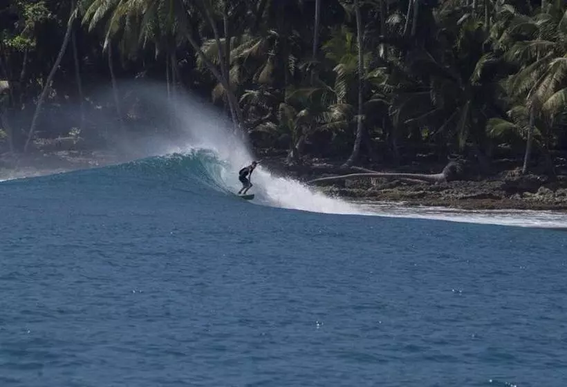 Retkeilymaja Nyang Ebay Surf Camp Siberut Mentawai Surfing Barrels