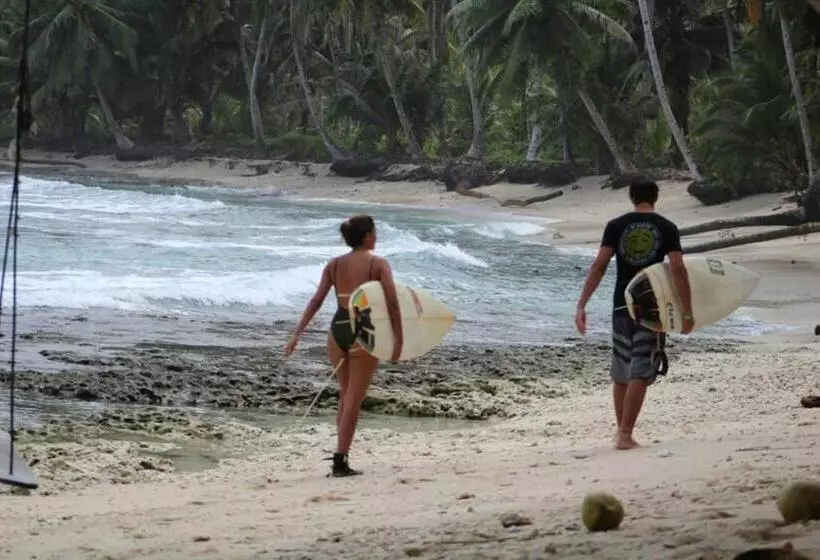 Retkeilymaja Nyang Ebay Surf Camp Siberut Mentawai Surfing Barrels