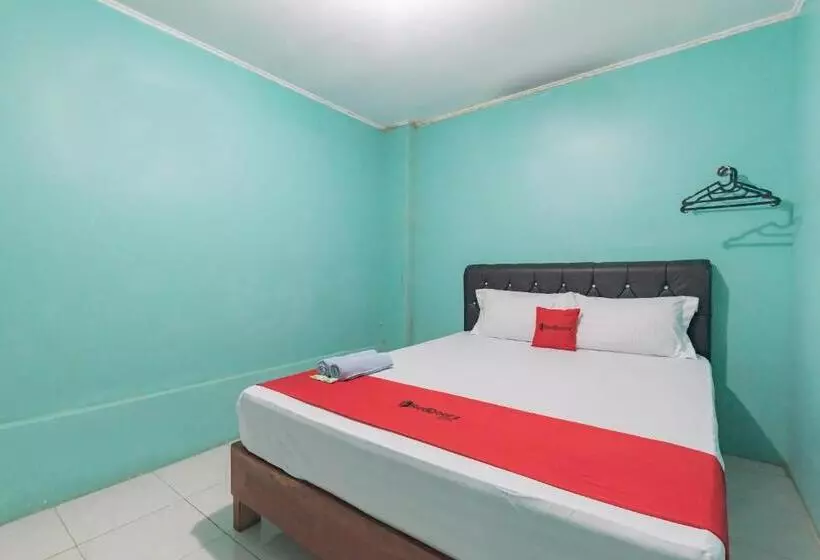 Hotelli Reddoorz Near Pantai Ujung Genteng