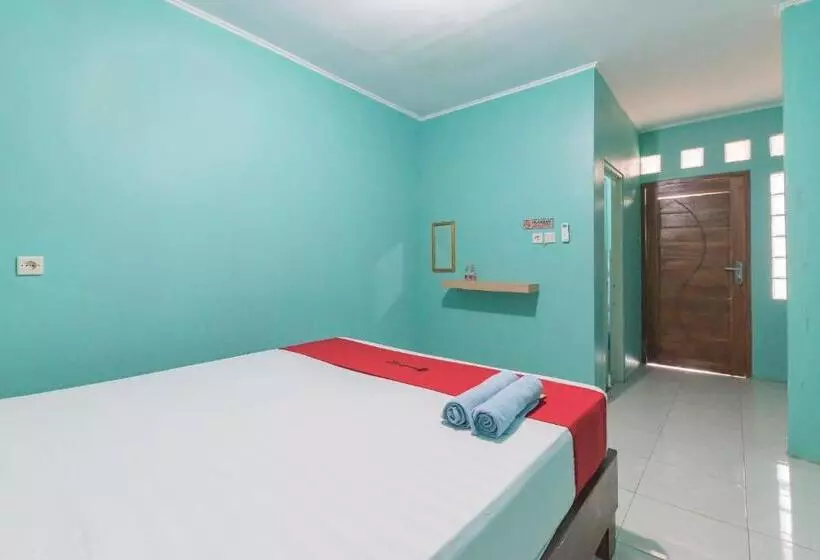 Hotelli Reddoorz Near Pantai Ujung Genteng