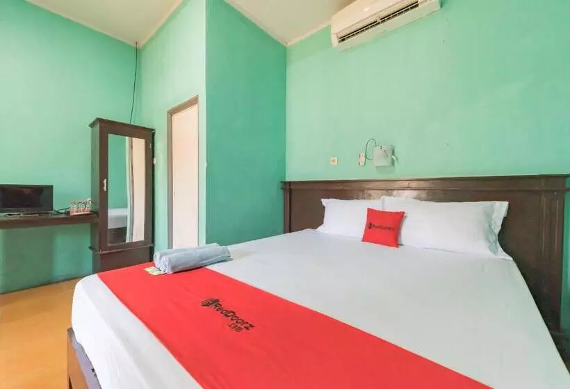 Hotelli Reddoorz Near Pantai Ujung Genteng