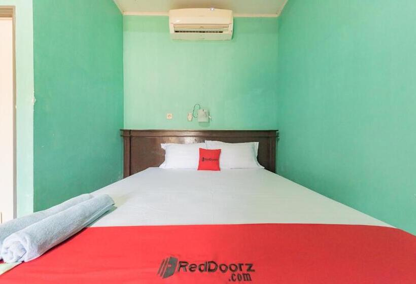 בית מלון כפרי Reddoorz Near Pantai Ujung Genteng