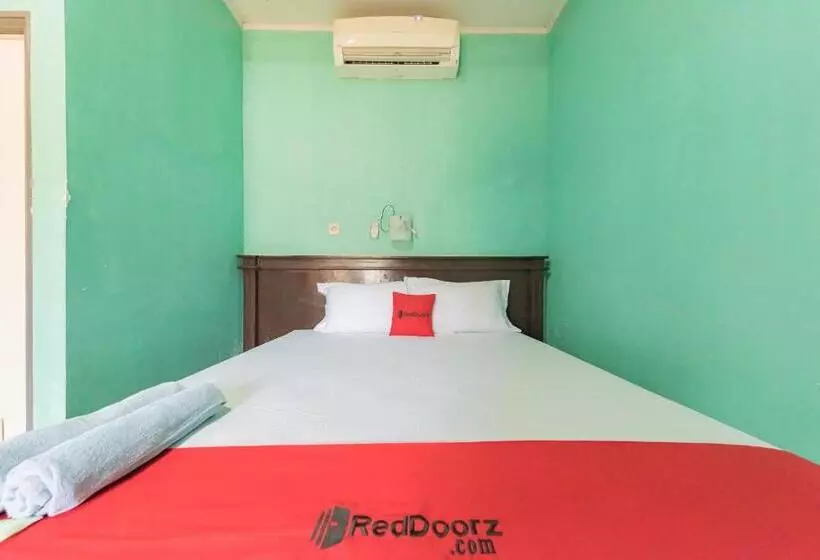 Hotelli Reddoorz Near Pantai Ujung Genteng