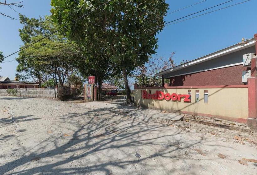 בית מלון כפרי Reddoorz Near Pantai Ujung Genteng