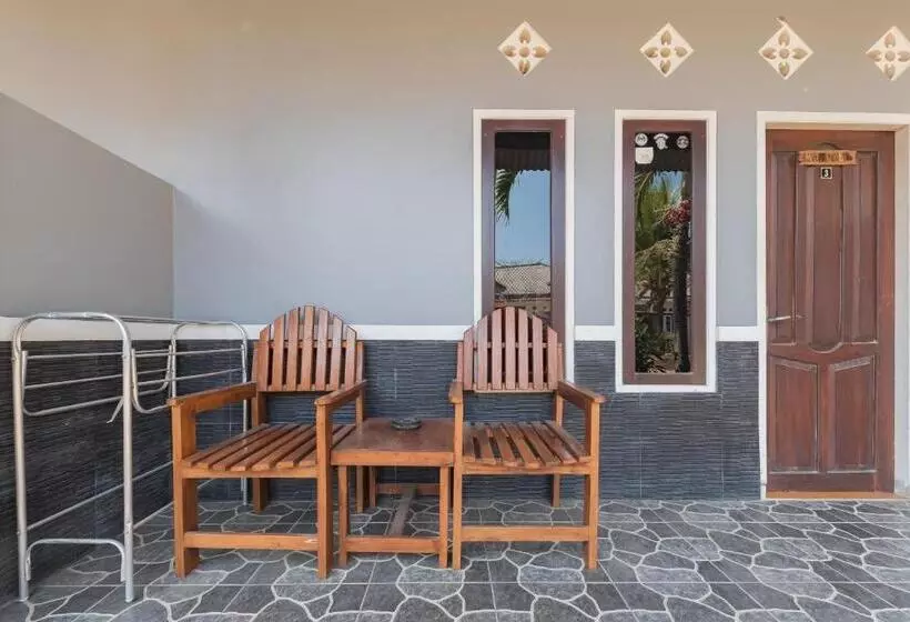 Hotelli Reddoorz Near Pantai Ujung Genteng