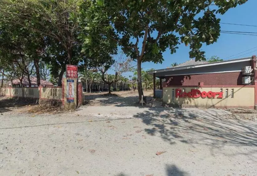 Hotelli Reddoorz Near Pantai Ujung Genteng