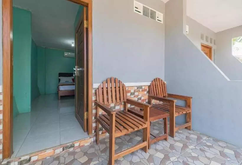 Hotelli Reddoorz Near Pantai Ujung Genteng