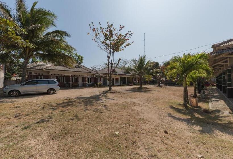 בית מלון כפרי Reddoorz Near Pantai Ujung Genteng