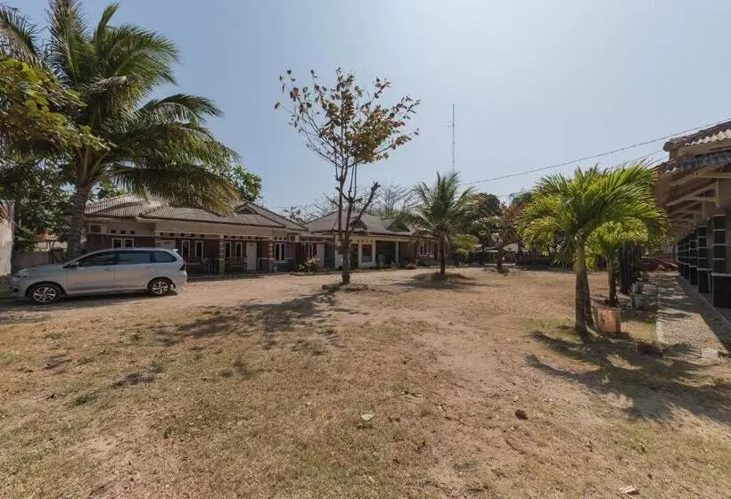 Hotelli Reddoorz Near Pantai Ujung Genteng