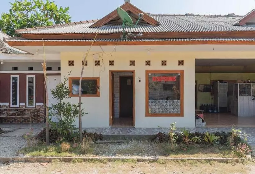 Hotelli Reddoorz Near Pantai Ujung Genteng