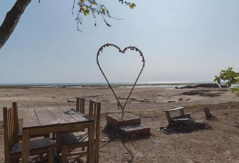 Hotelli Reddoorz Near Pantai Ujung Genteng