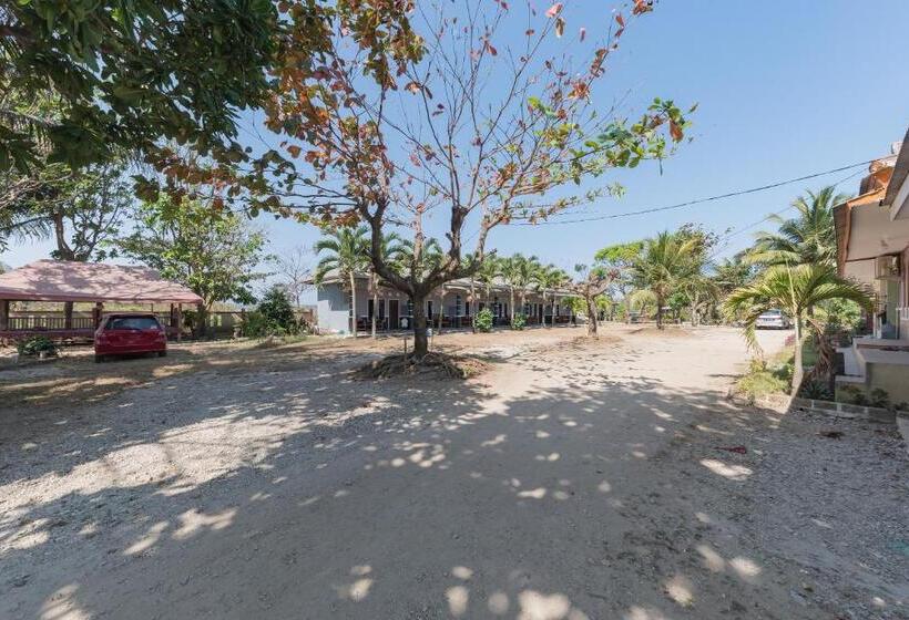 בית מלון כפרי Reddoorz Near Pantai Ujung Genteng