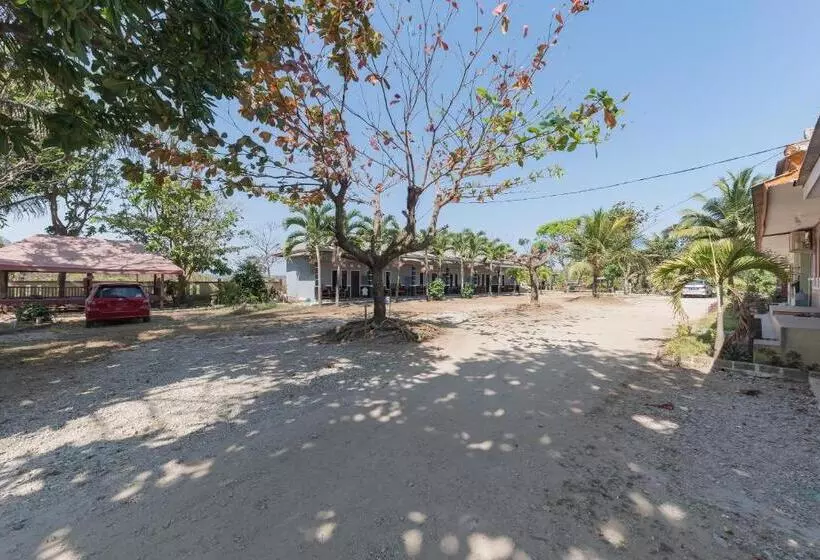 Hotelli Reddoorz Near Pantai Ujung Genteng