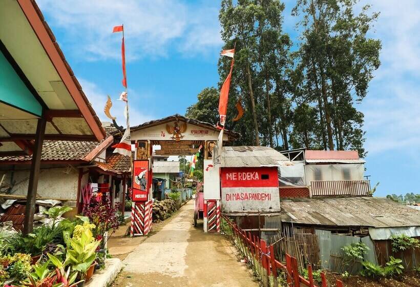 Отель Spot On 90992 Eco Tourism Desa Panundaan Ciwidey