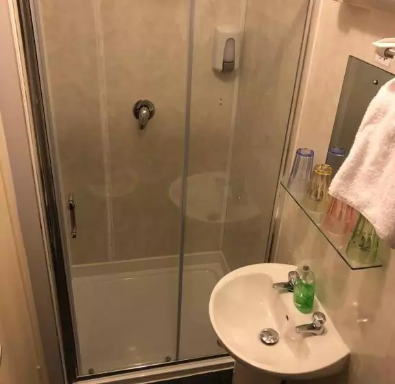 تختخواب و صبحانه Chaplins