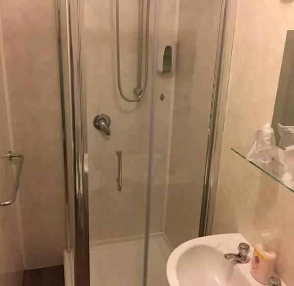 تختخواب و صبحانه Chaplins