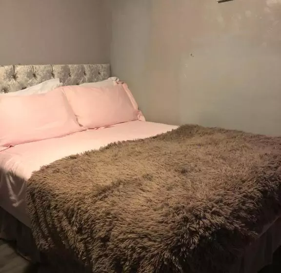 تختخواب و صبحانه Chaplins