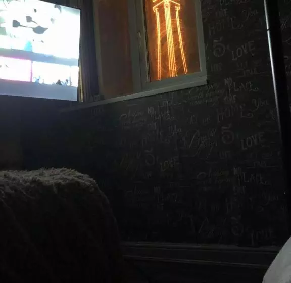 تختخواب و صبحانه Chaplins