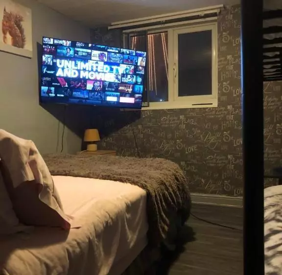 تختخواب و صبحانه Chaplins