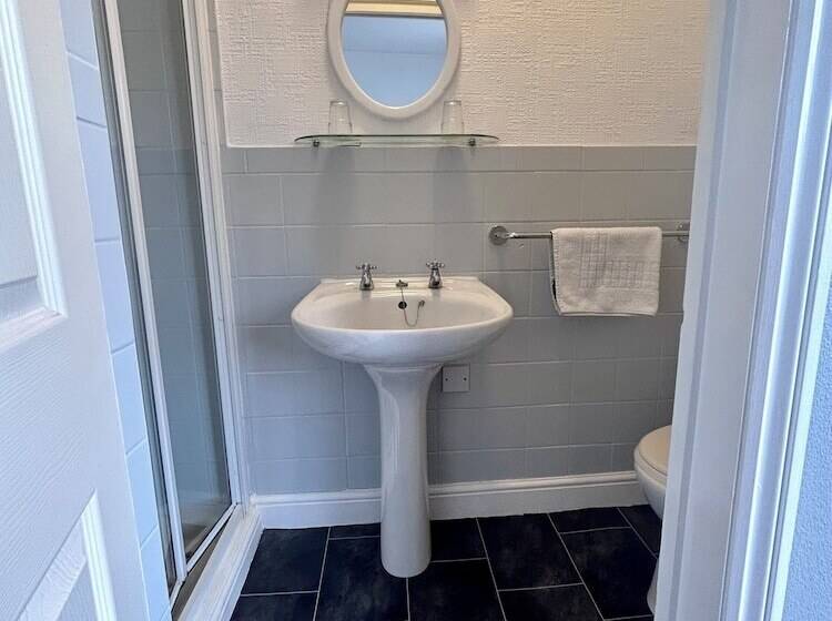 فندق Charnwood Regency Guest House