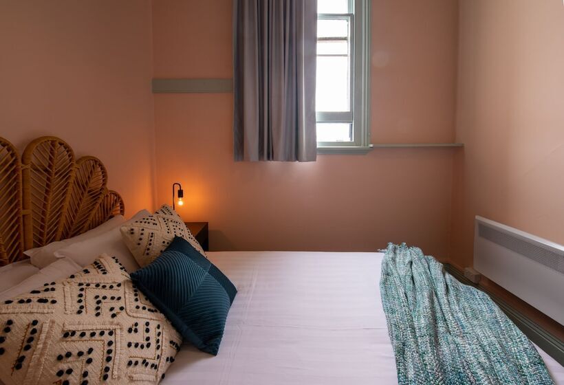 Отель Roamer St Kilda