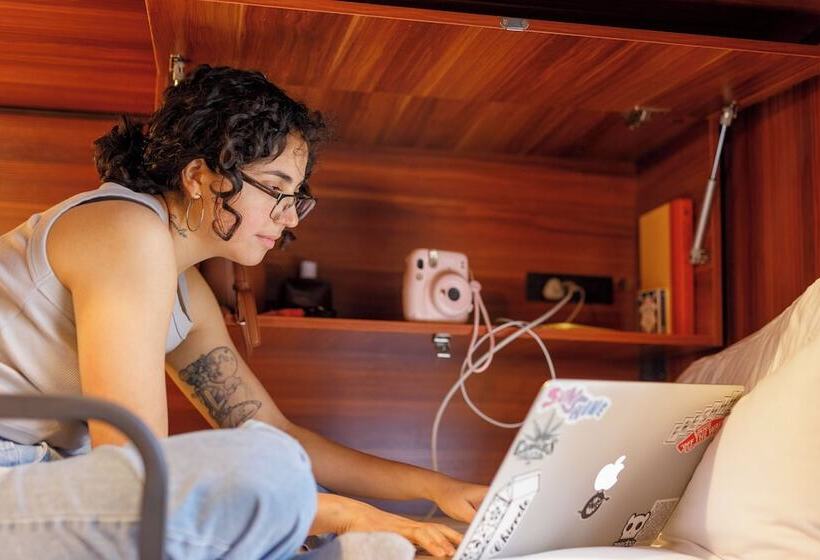 Отель Roamer St Kilda