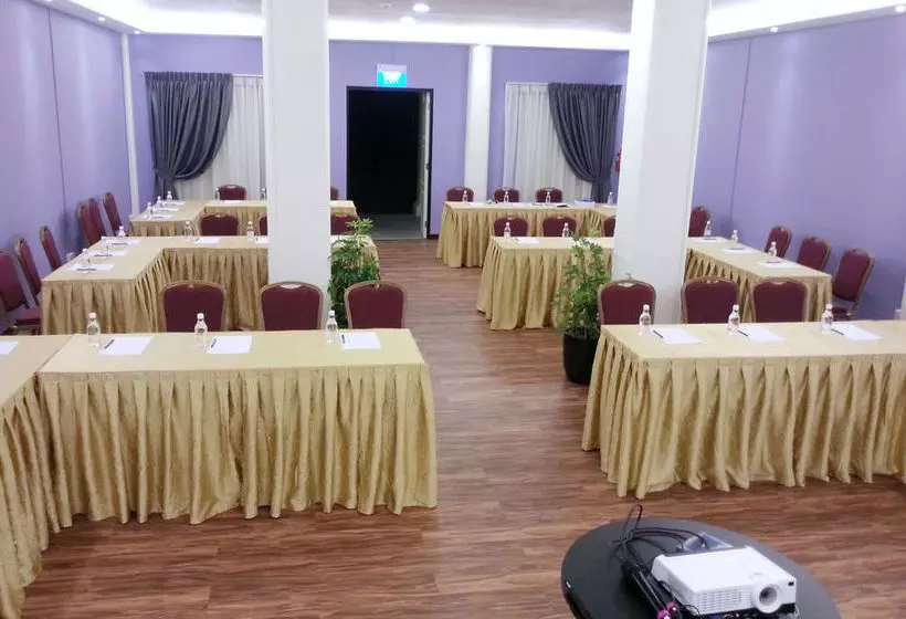 Raintr33 Hotel Singapore