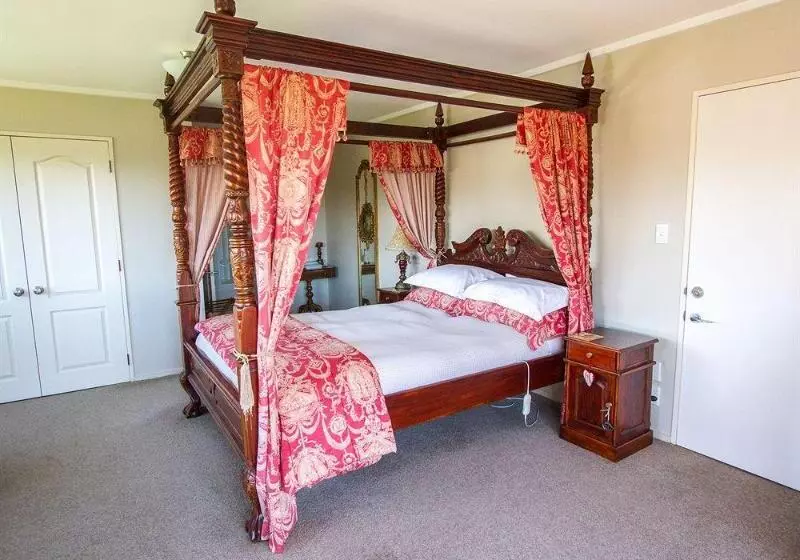 Tudor Manor Bed & Breakfast