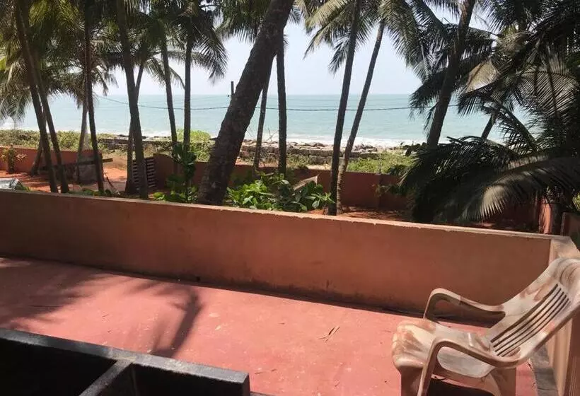 Majatalo Kizhunna Rock Beach House