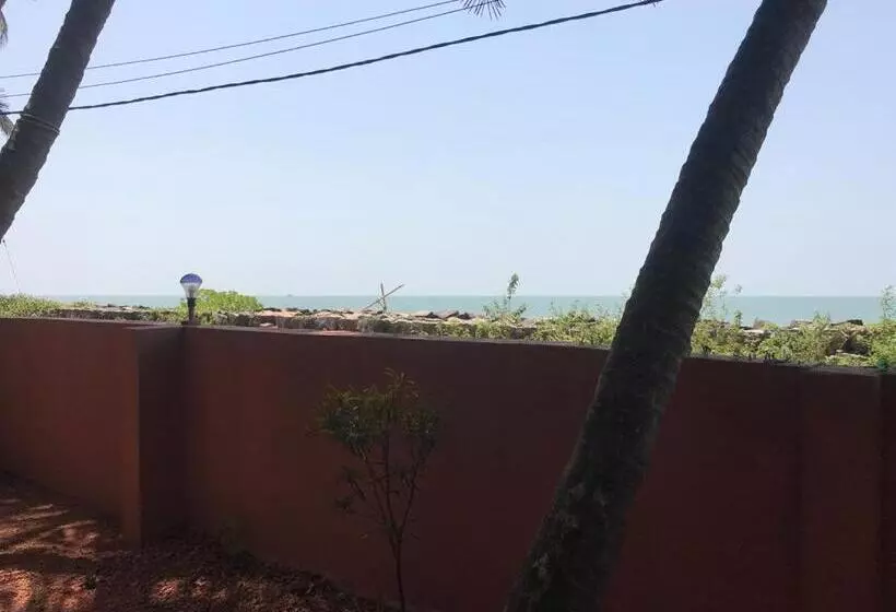 Majatalo Kizhunna Rock Beach House