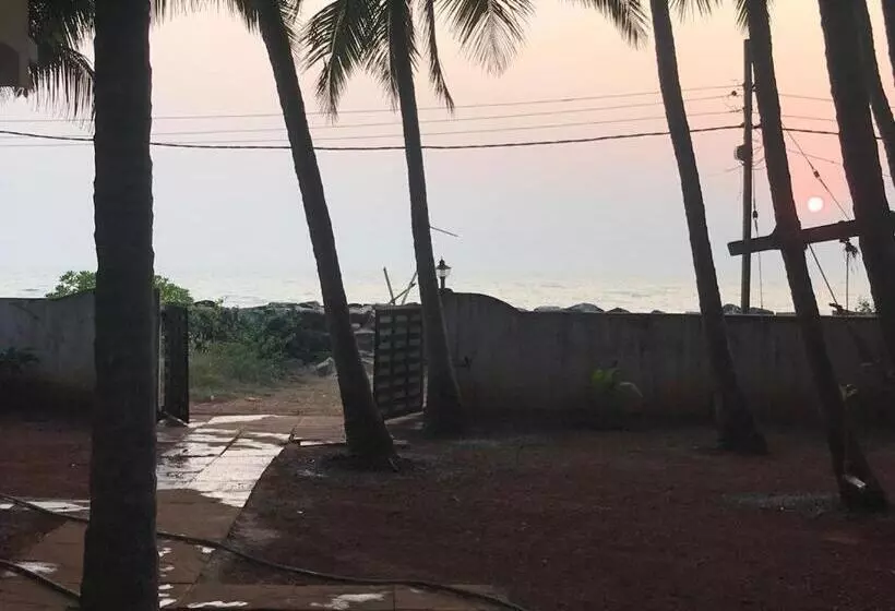 Majatalo Kizhunna Rock Beach House